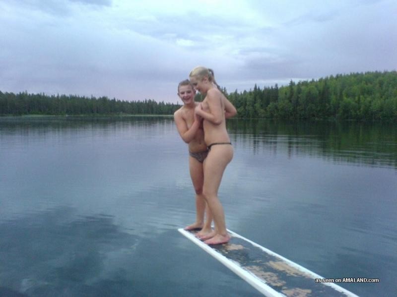 Jeunes lesbiennes suédoises sauvages et excitées se baignant à poil.
 #68248550