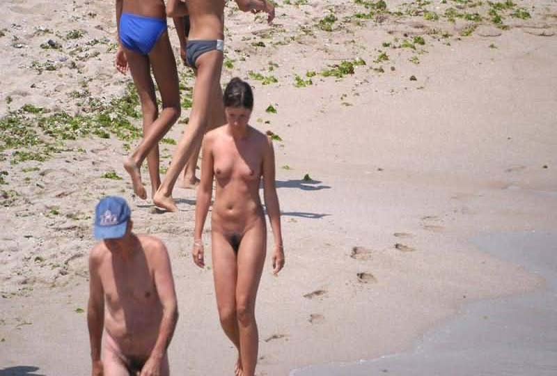 Nudisti caldi fumanti nudi in una spiaggia pubblica
 #72252332