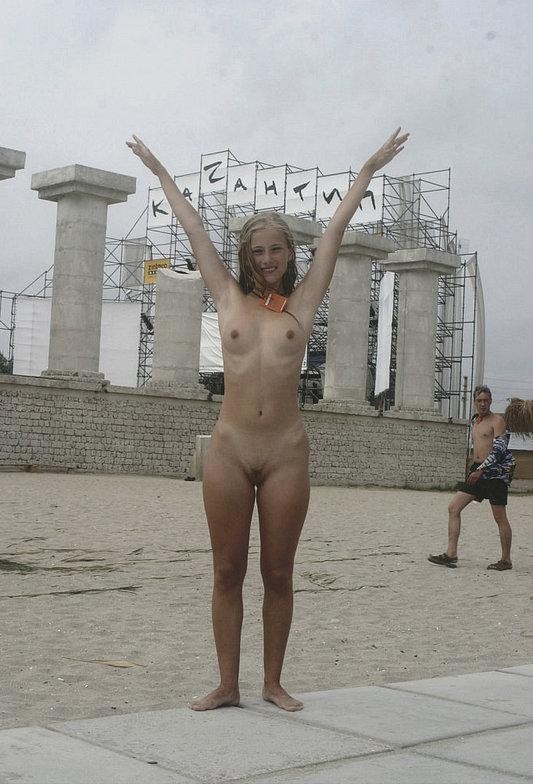 公共のビーチで蒸し暑いヌーディストの裸
 #72252360