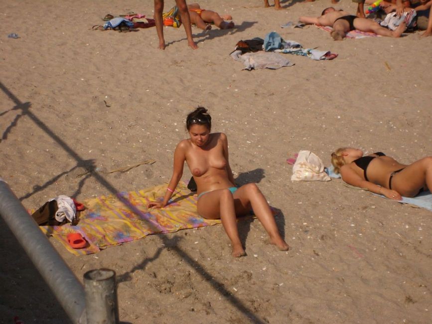Des nudistes torrides nus sur une plage publique
 #72252392
