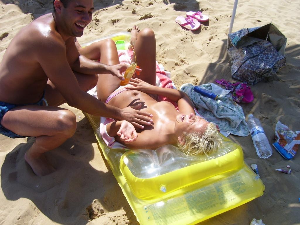 公共のビーチで蒸し暑いヌーディストの裸
 #72252426