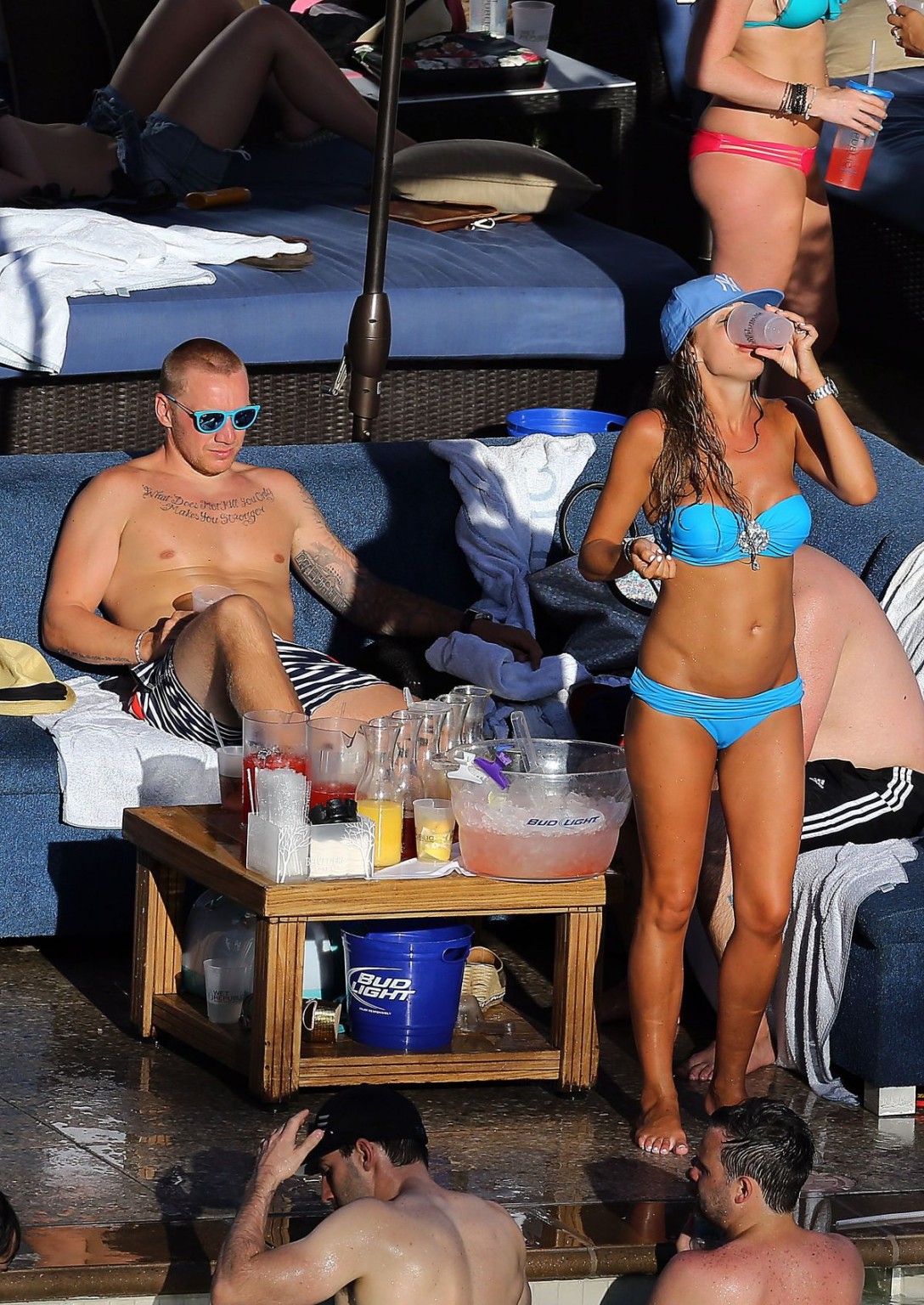 Danielle lloyd montre ses gros seins en bikini tube bleu au bord d'une piscine à Las veg
 #75194244