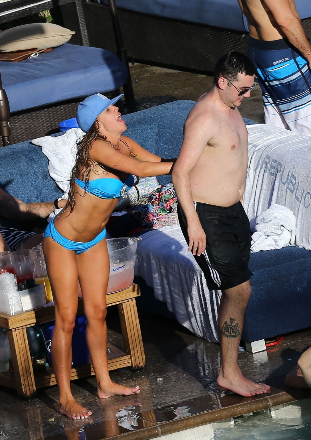 Danielle Lloyd zeigt ihre großen Brüste in einem blauen Schlauch-Bikini am Pool in Las Vegas
 #75194251