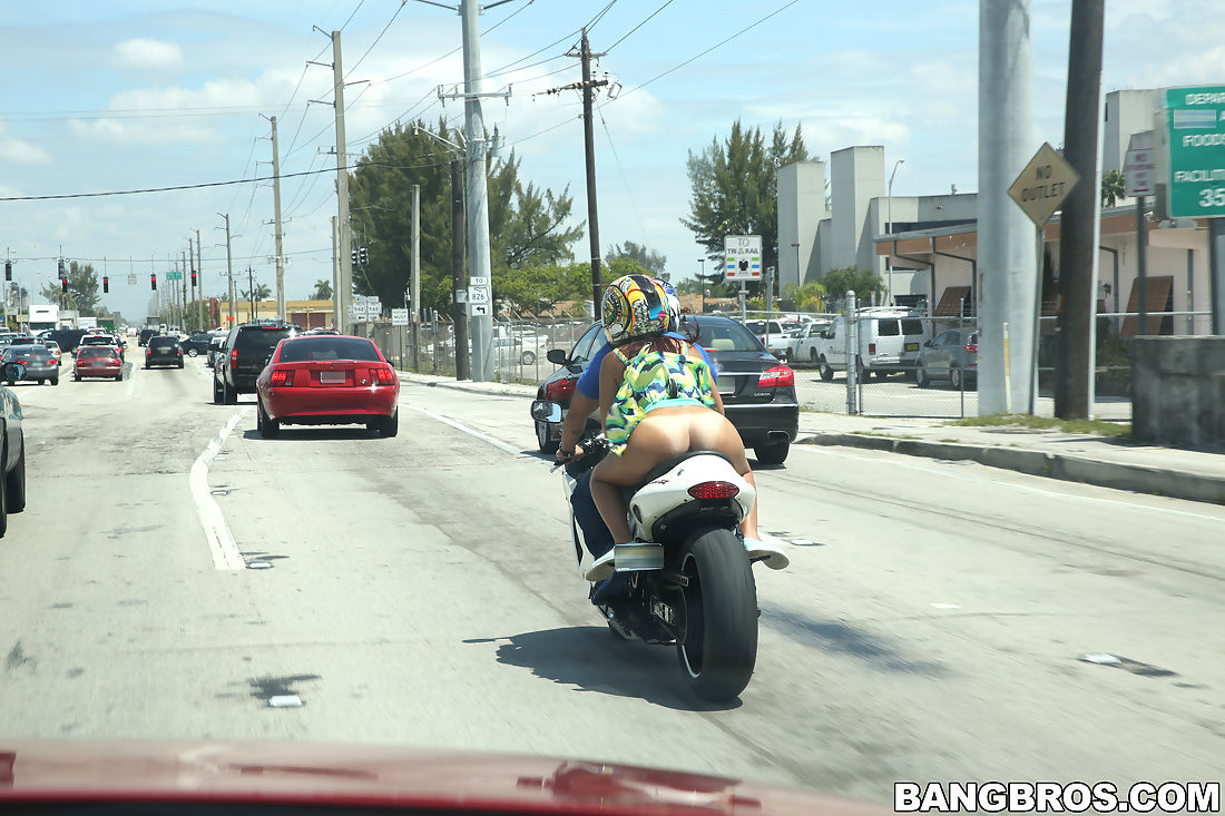 裸でバイクに乗る
 #77420234