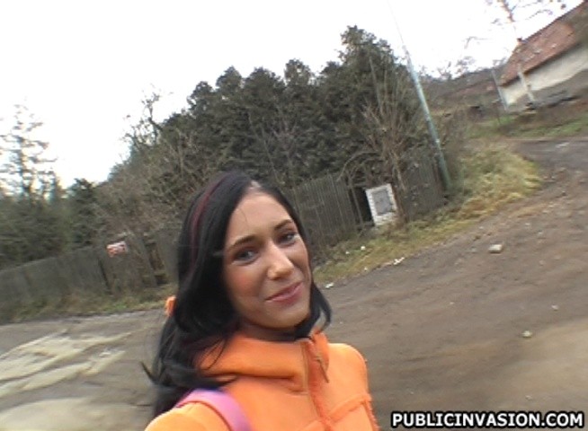 ロシアからのキュートな女の子は、信じられないほどのお尻を持っており、公園で硬い棒に乗る
 #78672375