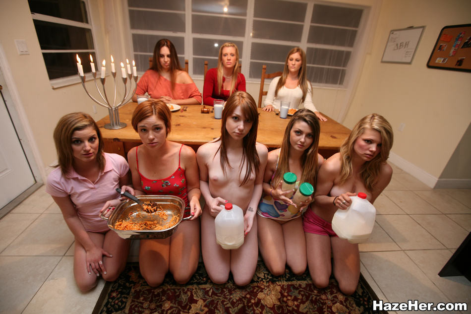 Desnudo joven novatos servir la cena a las hermanas de la hermandad
 #68308419