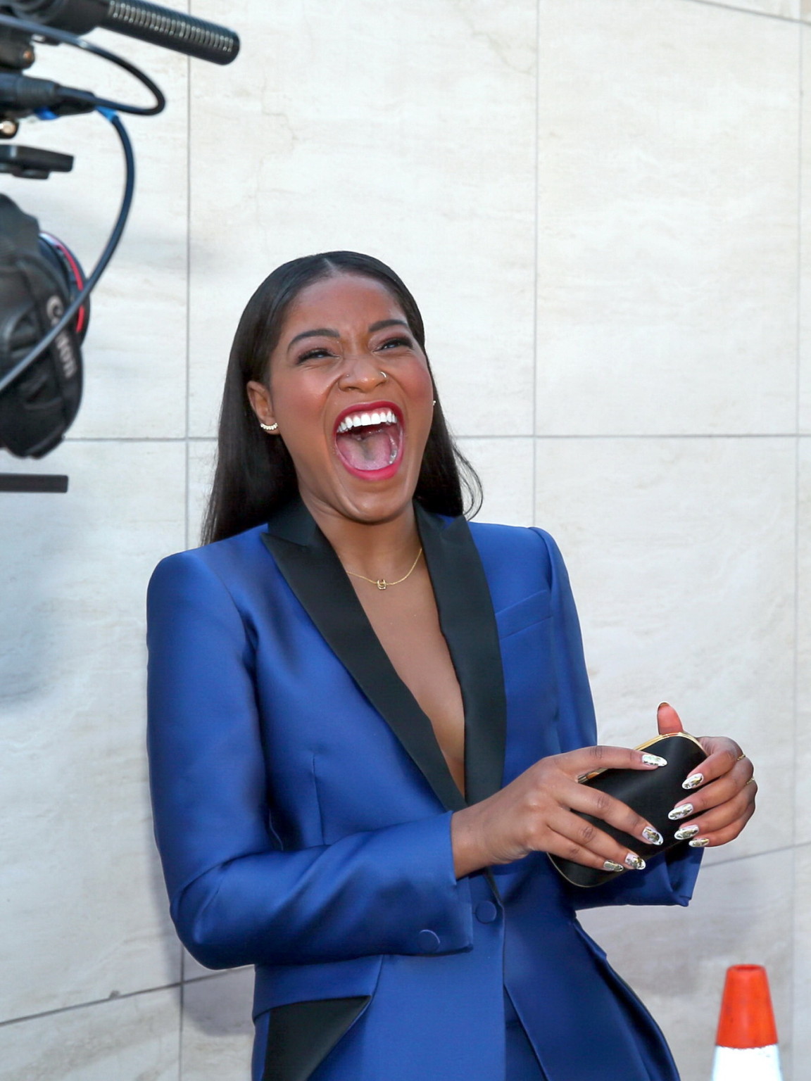 Keke palmer braless trägt eine weit geöffnete Jacke bei debra lees bet awards predinne
 #75192539