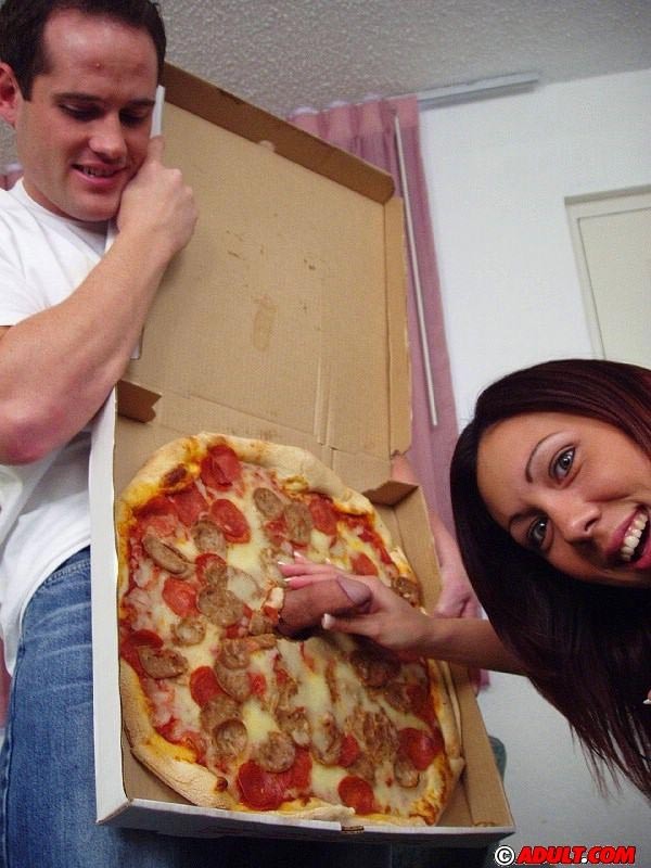 Morena chupando polla y follando con repartidor en fetiche
 #74572777