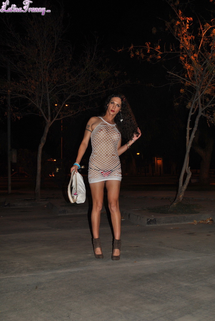 Nikki se hace pasar por prostituta callejera
 #78014542