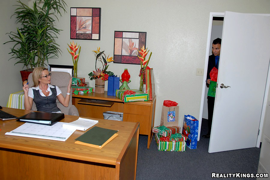 オフィスのデスクにいる超ホットな巨乳ベイビーが社員に昇給を要求するが
 #78556102