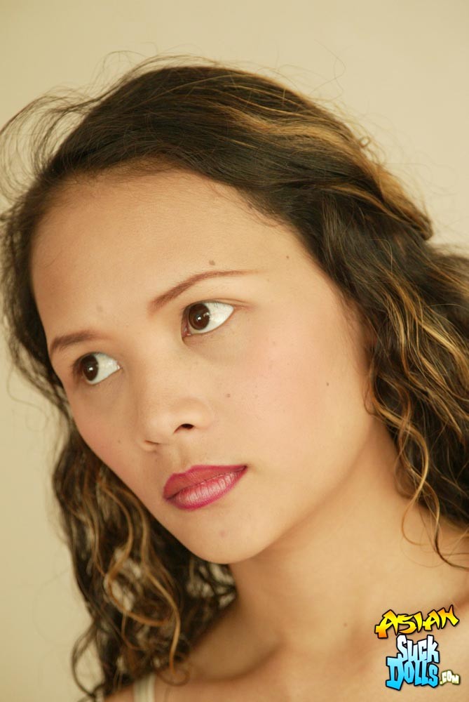 Asiatische Cutie nuch zeigt ihre enge Muschi und weichen Lippen
 #69981032