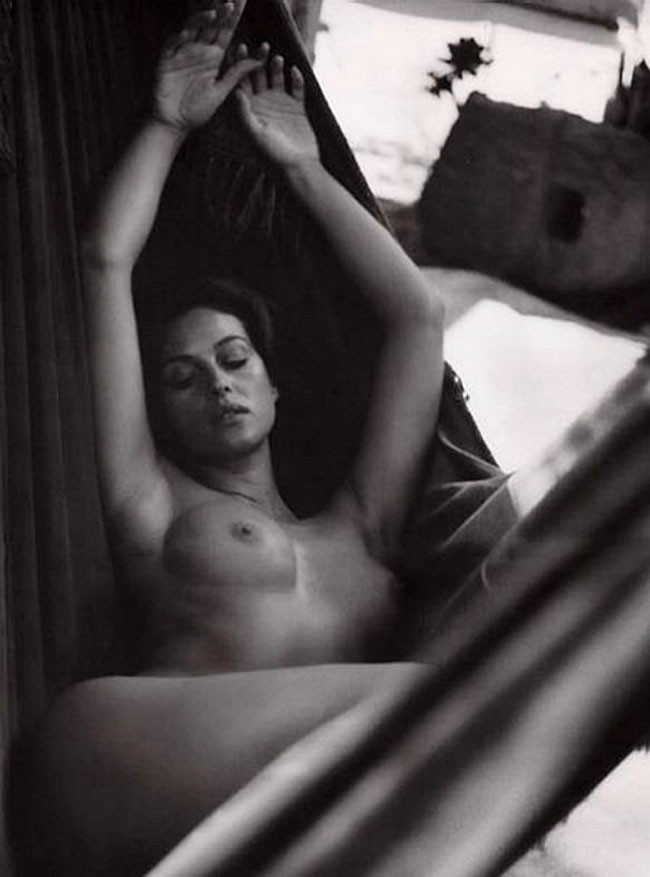 Monica bellucci posando desnuda en el agua y con las tetas al aire
 #75438339
