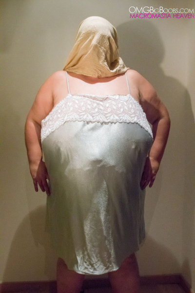 Mollige Amateurin, bedeckt mit Knete, zeigt ihre riesigen Brüste
 #67188909