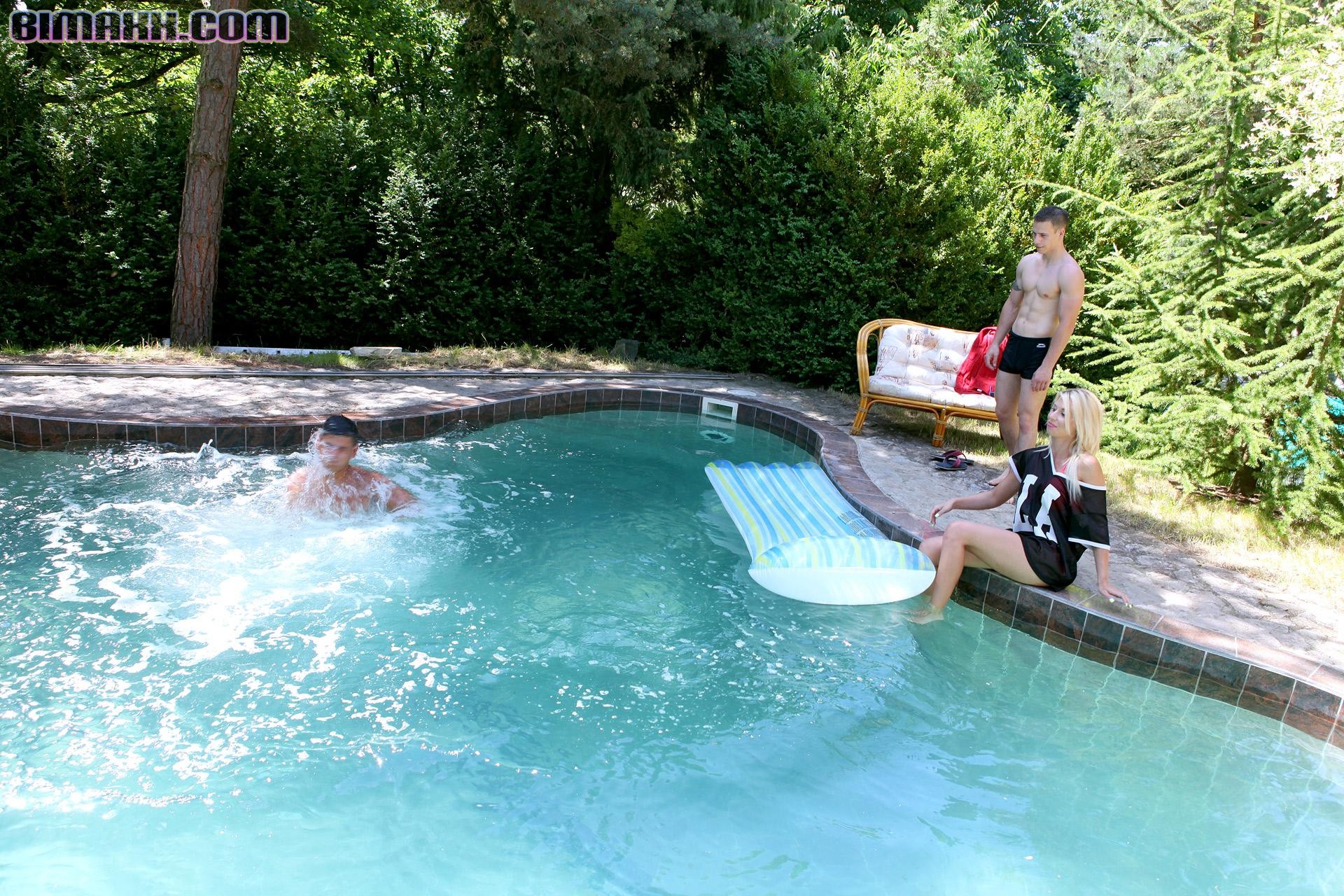 In piscina iniziano a scopare e questo ragazzo si unisce a entrambi
 #72877748