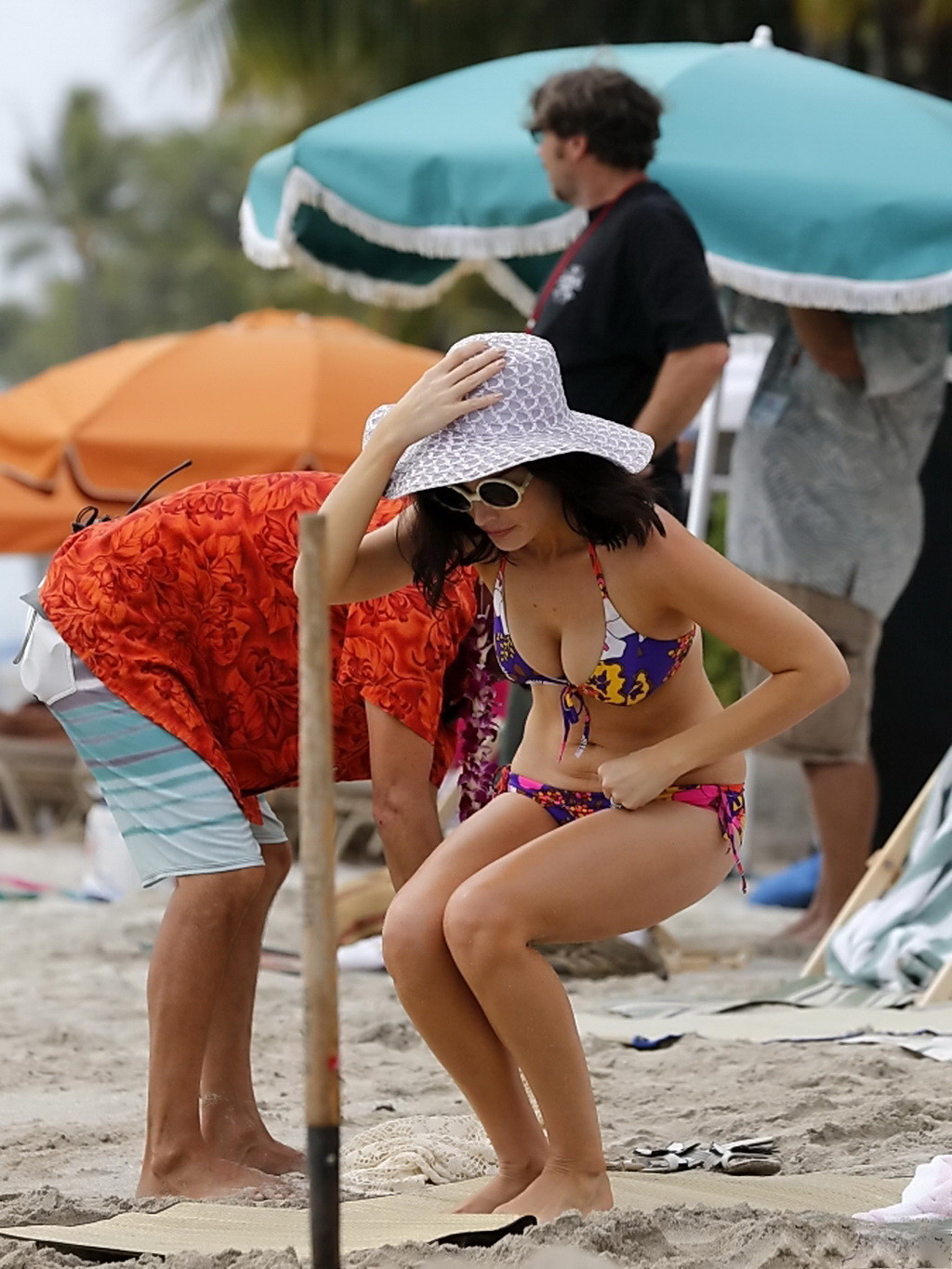 Jessica pare mostrando su cuerpo caliente en un escaso bikini de colores en el set de 
 #75249789