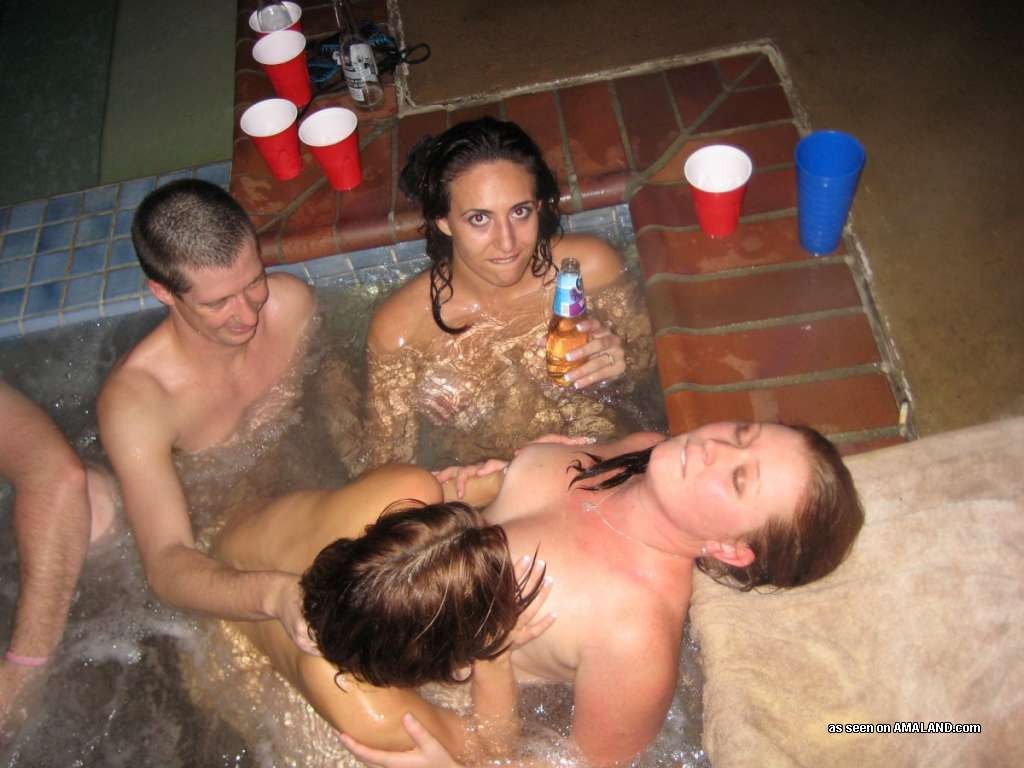 Amiche giovani ubriache fanno festa nude in piscina
 #79437901
