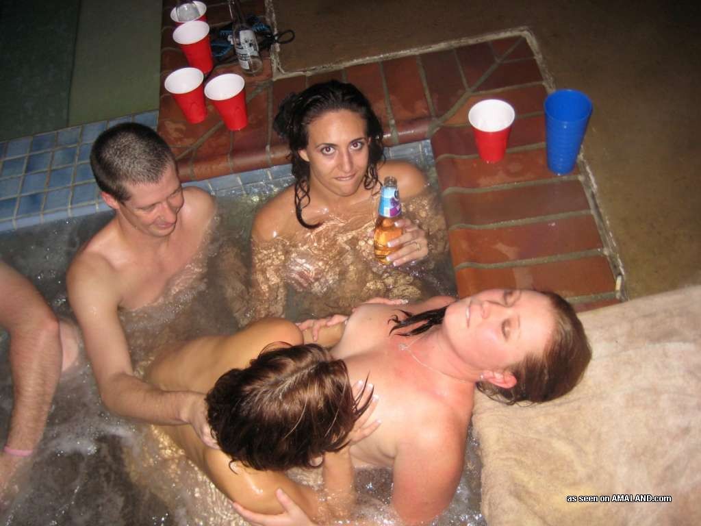 Novias amateurs borrachas en la piscina
 #79437901