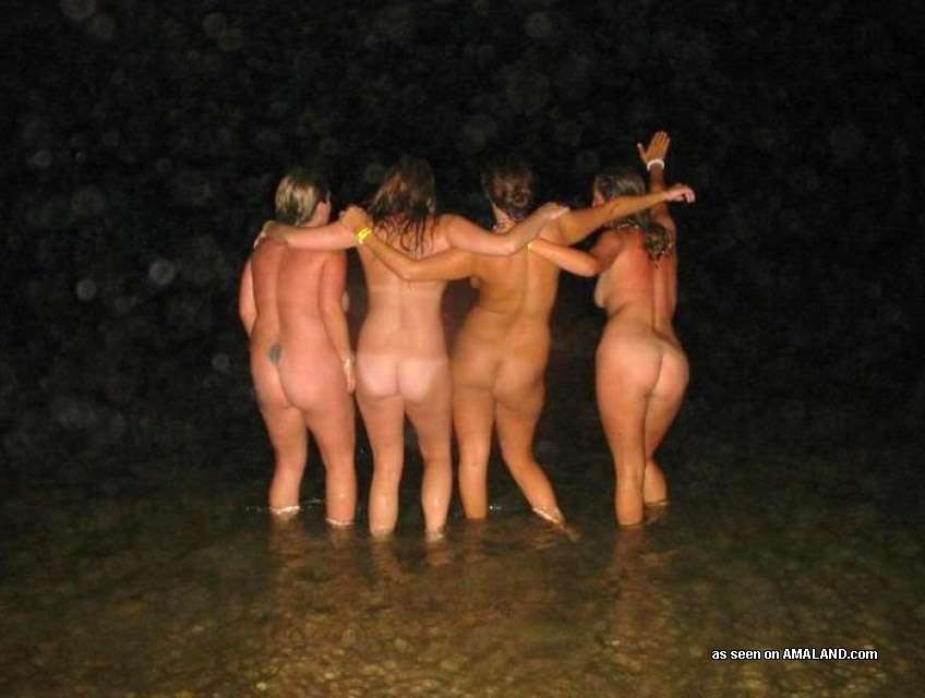 Betrunkene Amateur-Teenie-Freundinnen feiern nackt im Pool
 #79437909
