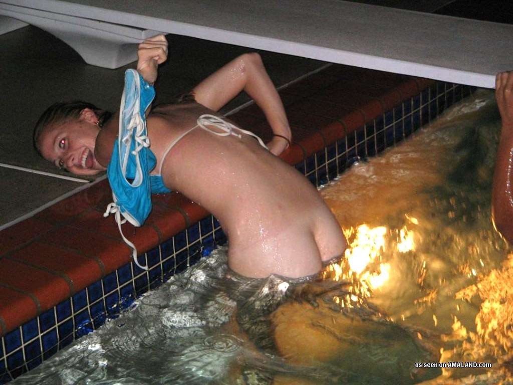 Drunk amateur teen girlfriends party naked in pool #79437921