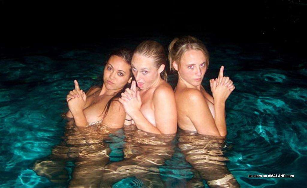 Betrunkene Amateur-Teenie-Freundinnen feiern nackt im Pool
 #79437935