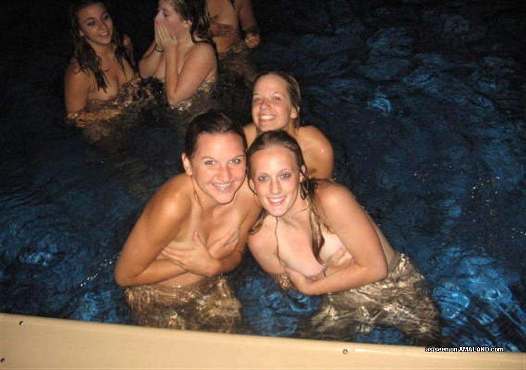 Betrunkene Amateur-Teenie-Freundinnen feiern nackt im Pool
 #79437946