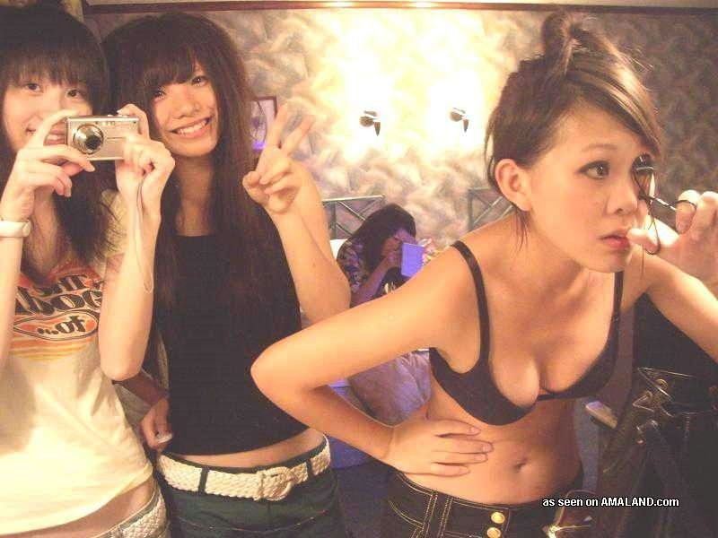 Ragazze asiatiche in orgia lesbica
 #67399307