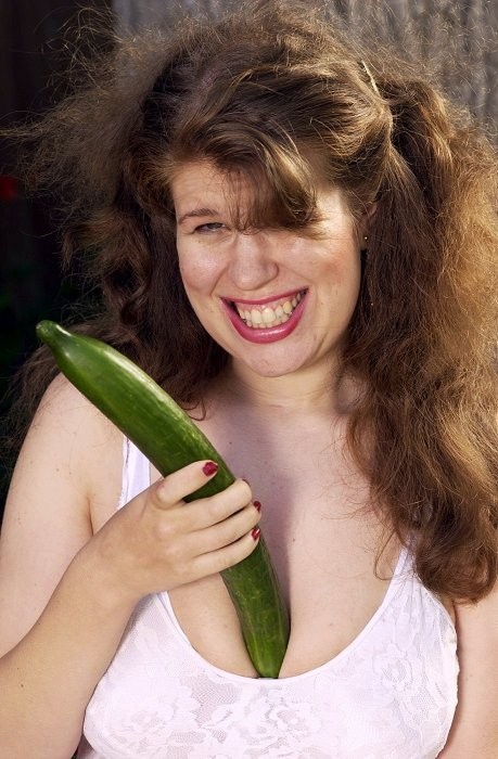 Une maman mature aux gros seins joue avec un concombre
 #76644858