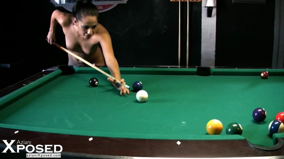 Brünette babe, cassidey, hat Spaß an einem nackten Spiel von pool!
 #70468527