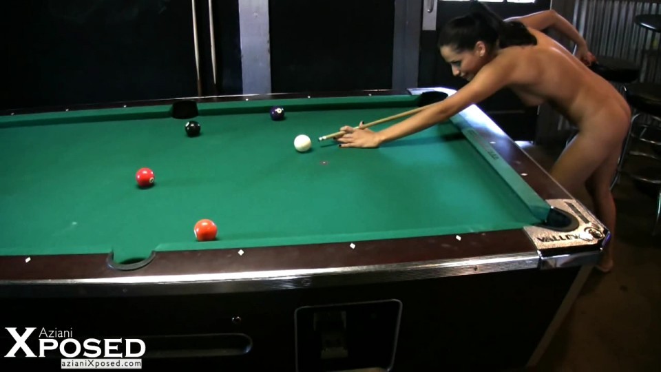 Brünette babe, cassidey, hat Spaß an einem nackten Spiel von pool!
 #70468589