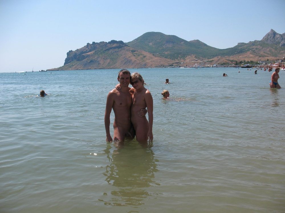 Nudistinnen haben Spaß miteinander am Strand
 #72255721