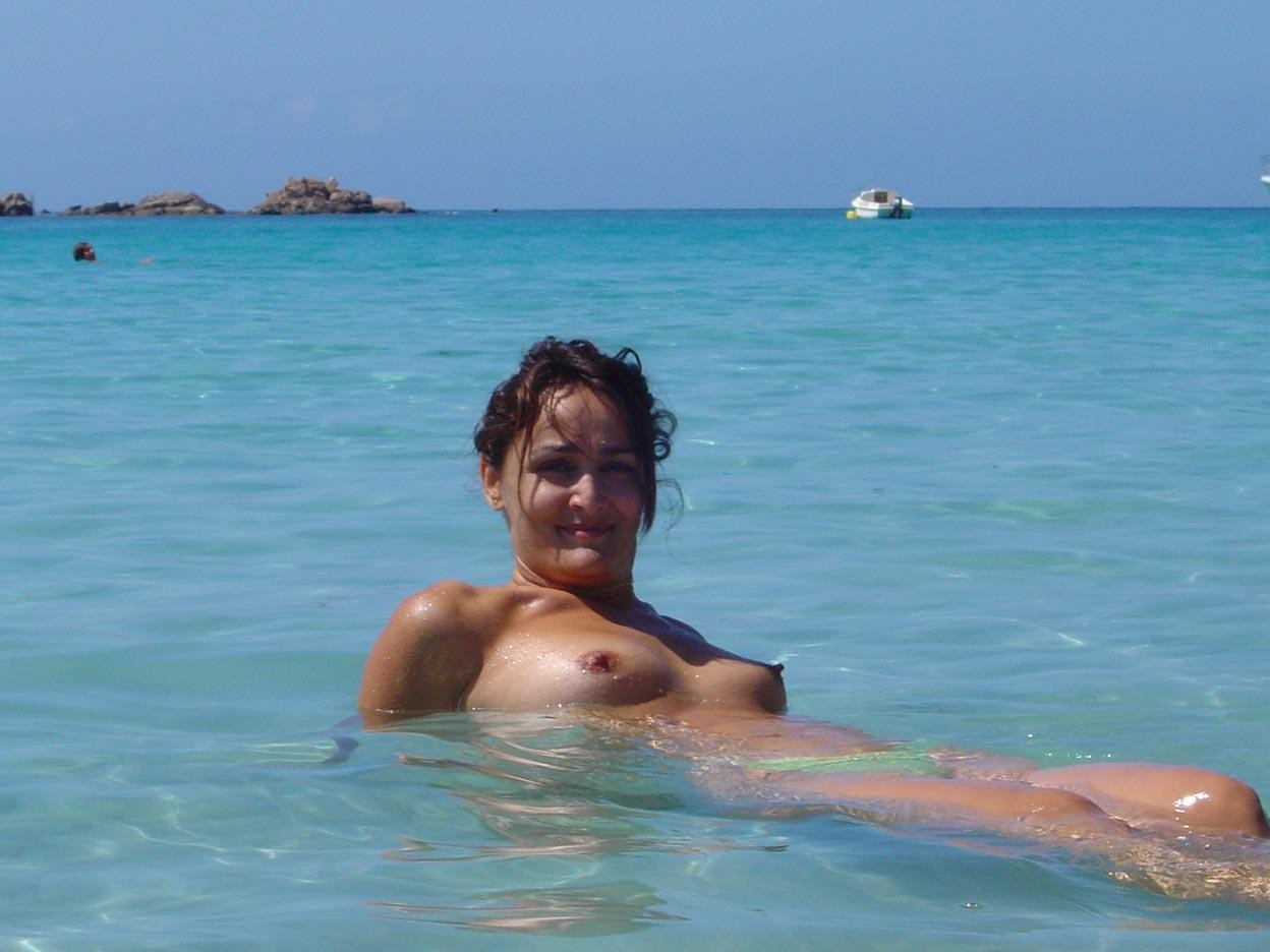 Chicas nudistas se divierten en la playa
 #72255774