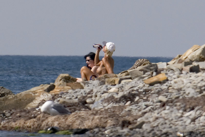 Ragazze nudiste si divertono tra loro in spiaggia
 #72255787