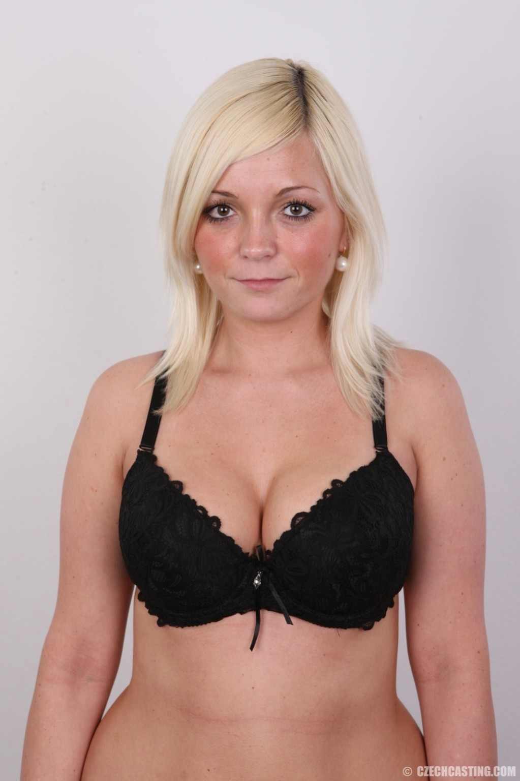 Curvy Amateur Blondine posiert für die Kamera
 #67192237