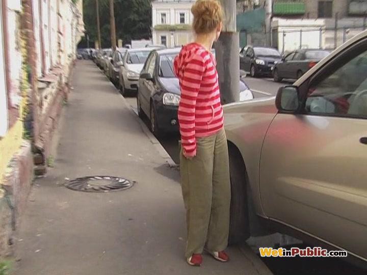 Chickie will so sehr pinkeln, dass sie ihre Hose auf der Straße nass macht
 #78595241