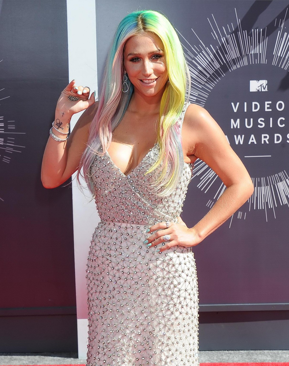 Kesha showing huge cleavage at the 2014 MTV Video Music Awards in Inglewood #75186964