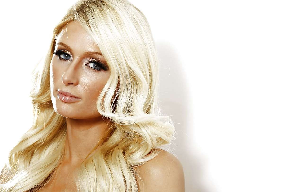 Paris Hilton in calze nere e mostrando le sue mutandine e fare fuori wiht alcuni
 #75299162