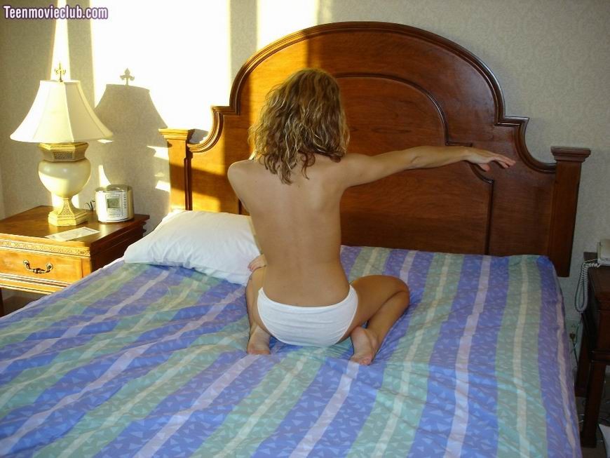 Brünette teen babe auf dem Bett zeigt ihren Hintern
 #75044460