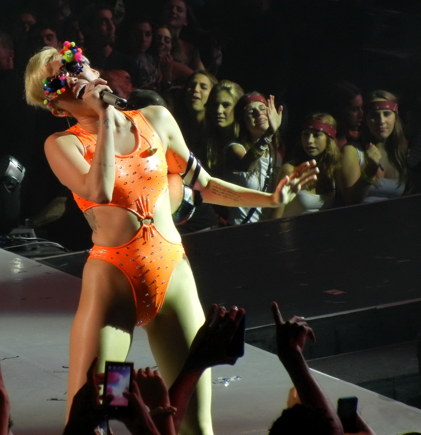 Miley cyrus en maillot de bain orange lors du bangerz tour à san juan puerto 
 #75185744