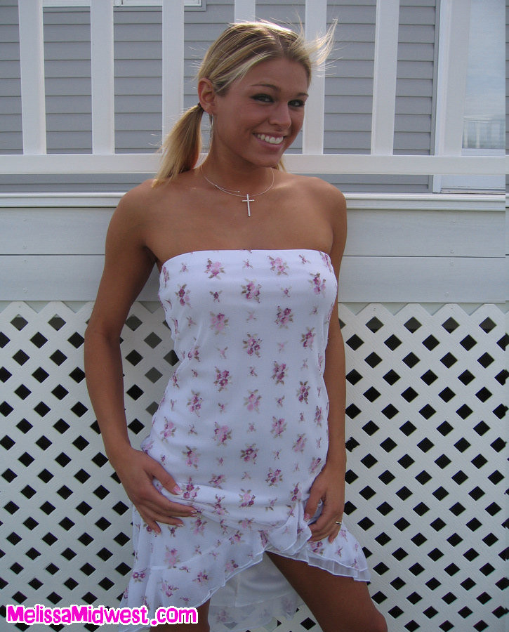 Melissa Midwest posiert in einem weißen Kleid im Gras
 #67592254