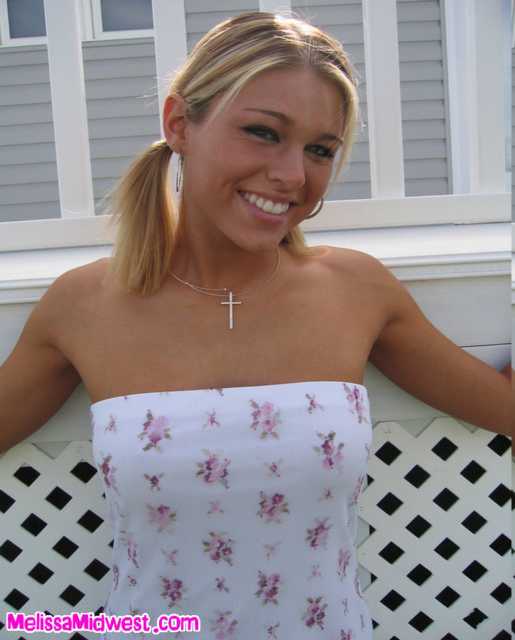 Melissa midwest posando con un vestido blanco en la hierba
 #67592258