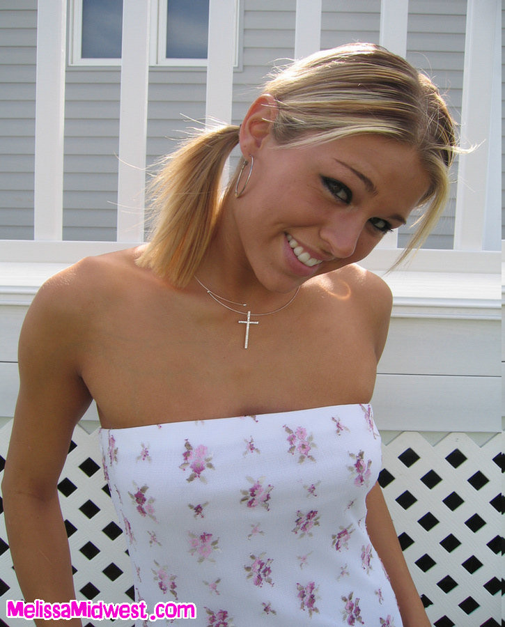 Melissa Midwest posiert in einem weißen Kleid im Gras
 #67592267