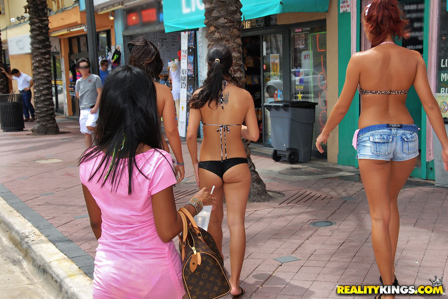 3 jóvenes súper calientes son folladas con los dedos en una tienda de bikinis
 #67412926