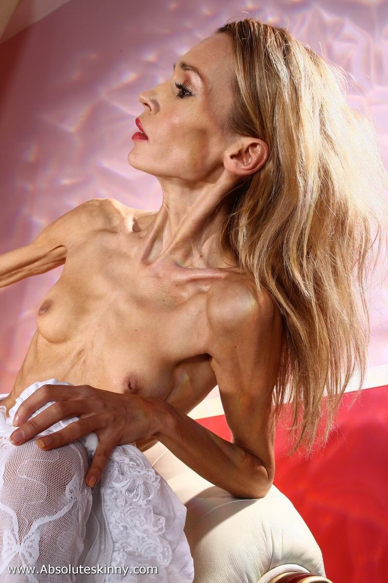 Magersüchtige Ballerina inna auf einer weißen Couch
 #70947579