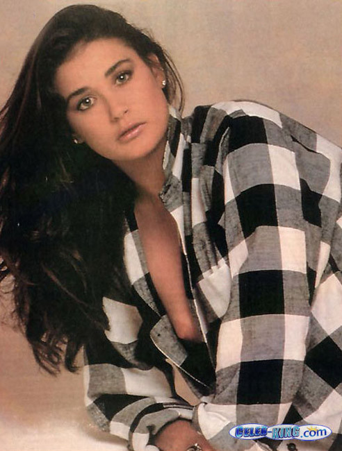 Süßer Promi Demi Moore entblößt nackte Brüste
 #75424819