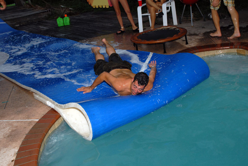 Torpedos su lengua justo en entre sus muslos. él slurps en su ostra entonces r
 #78897204