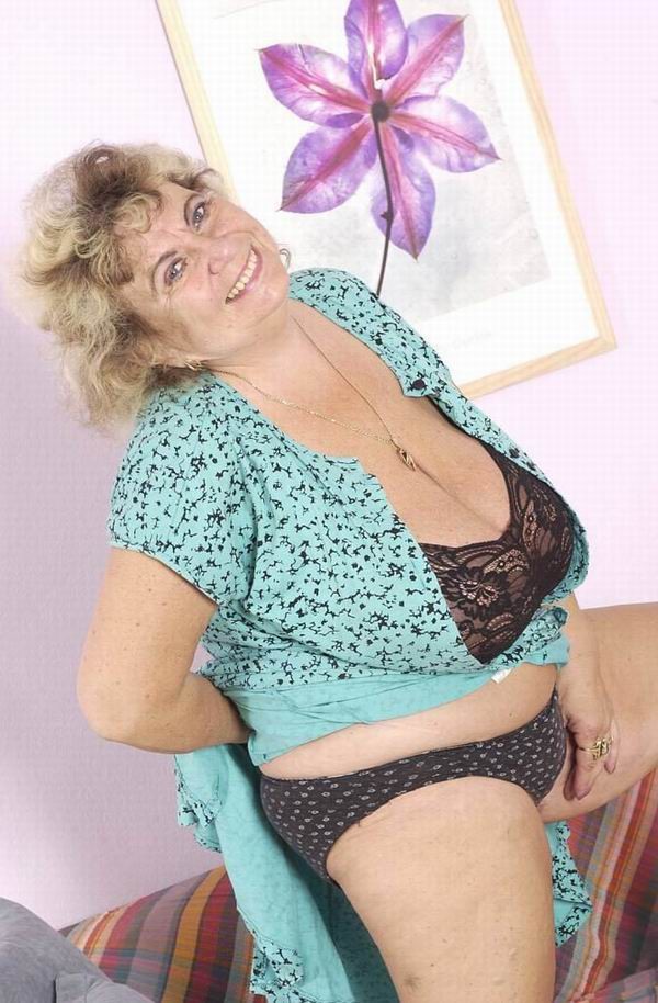 Abuela traviesa jugando con sus enormes tetas
 #77198779