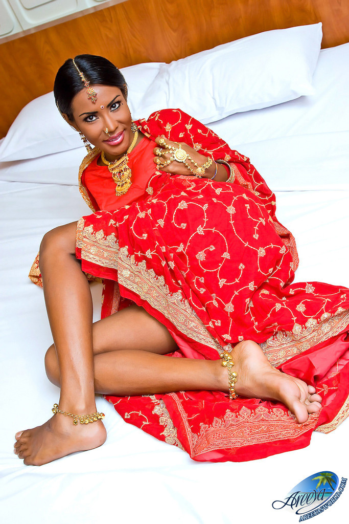 Areeya mostra le sue curve sexy vestita come una ragazza indiana sexy
 #70042154