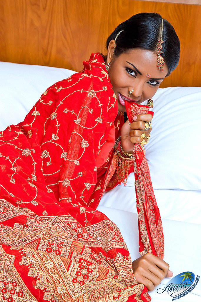 Areeya mostra le sue curve sexy vestita come una ragazza indiana sexy
 #70042198