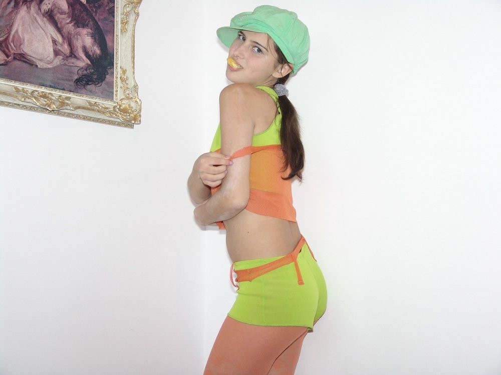 オレンジを食べるティーンのセクシーな裸のホットティー
 #77386350