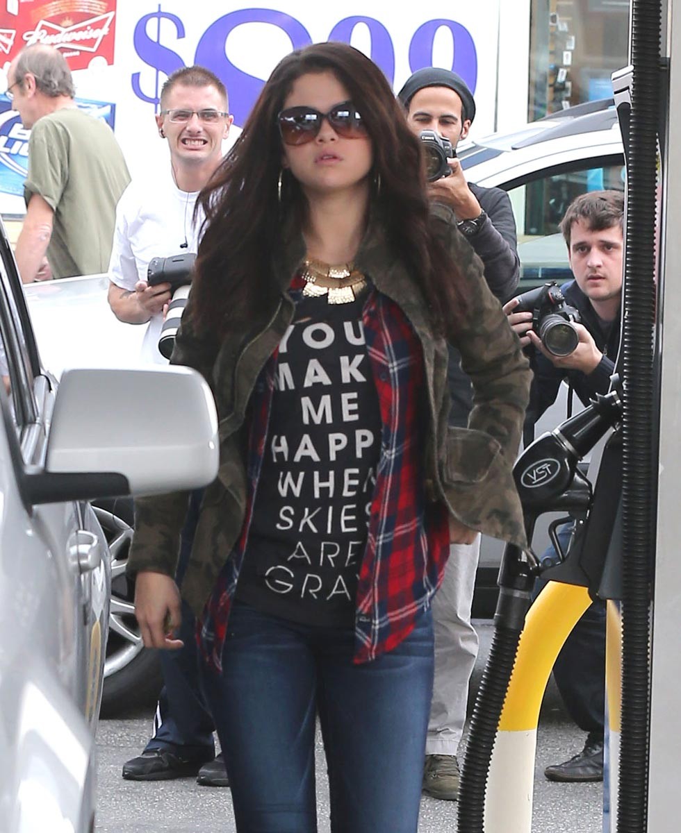 Selena gomez en una gasolinera en los angeles
 #75248188